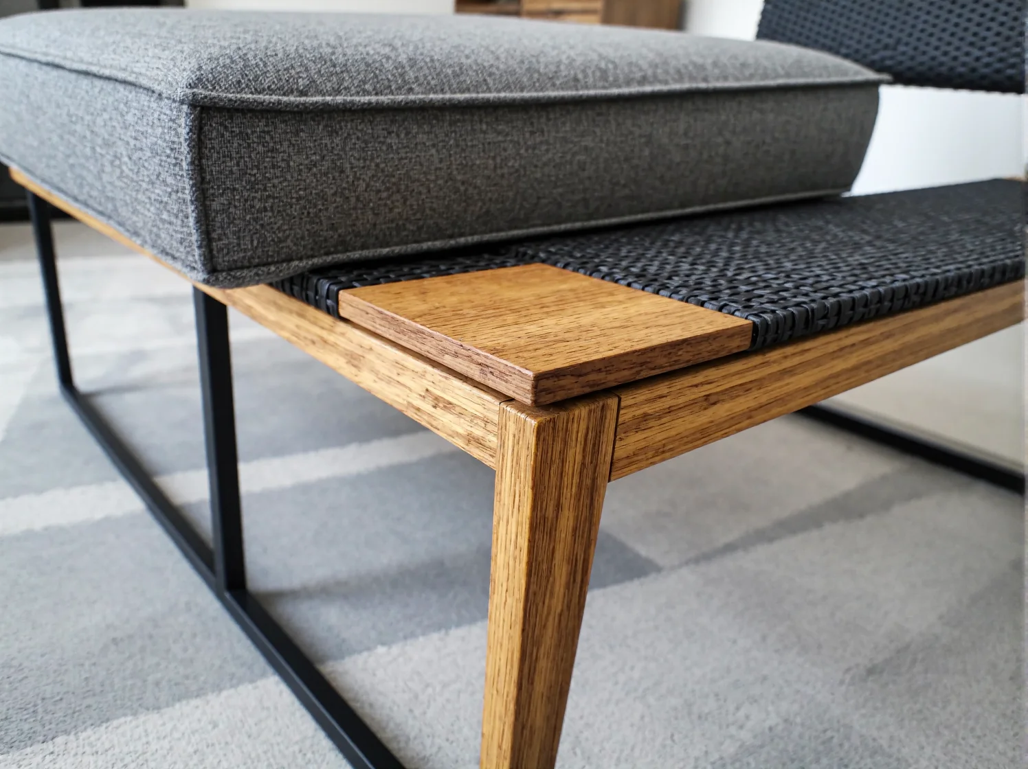 Skandynawska komoda z dębowym blatem ozdobiona minimalistycznymi dodatkami, inspiracja do aranżacji.