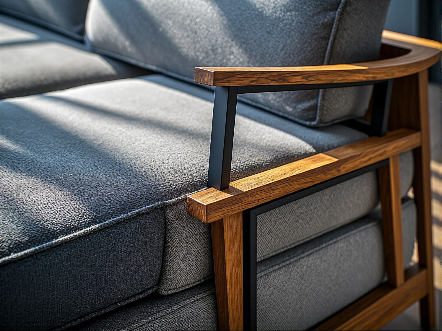 Elegancka aranżacja tarasu z wygodną sofą i fotelami, zacierająca granicę między wnętrzem a ogrodem.