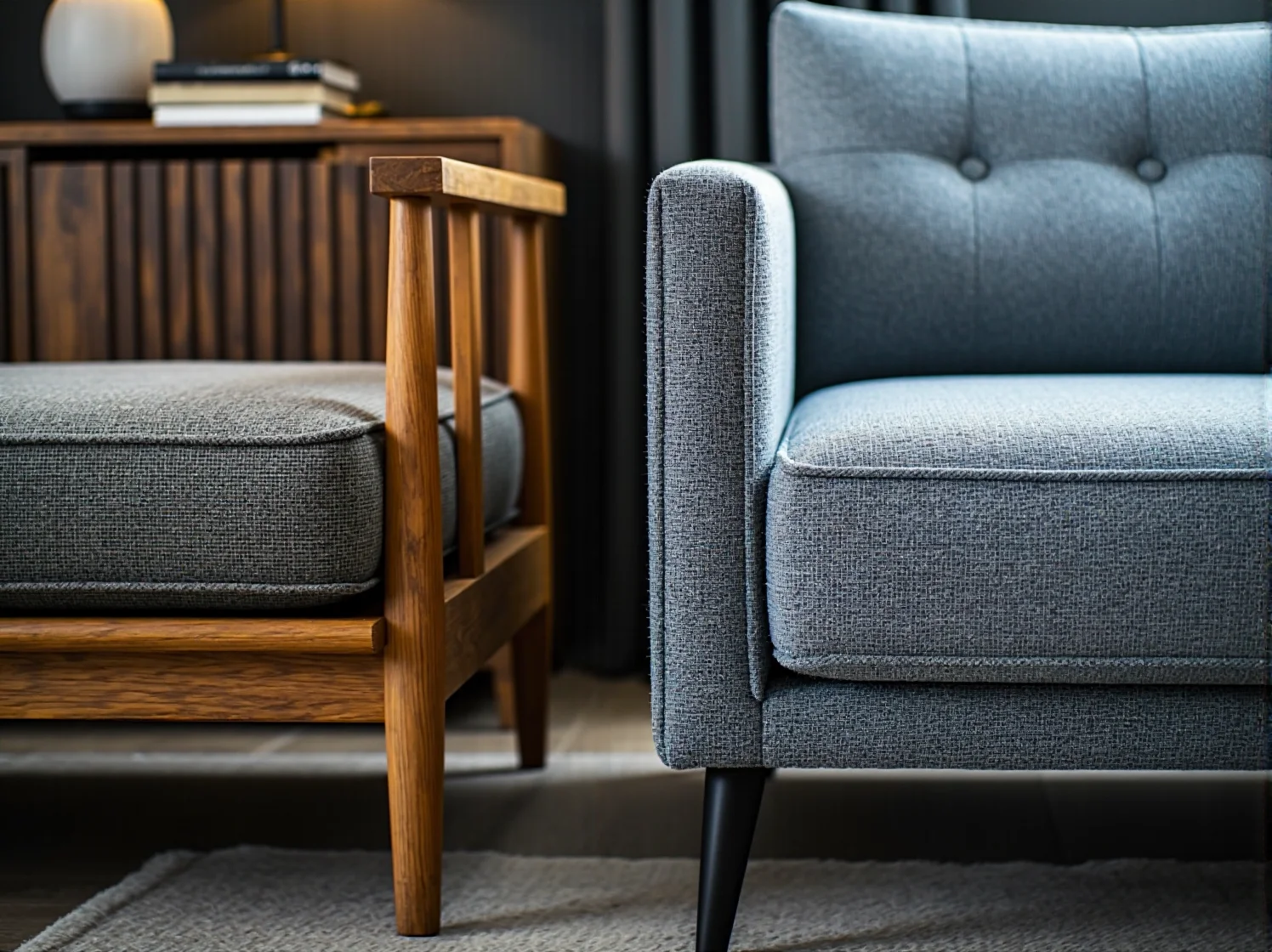 Szary fotel tapicerowany z pikowanym oparciem na czarnych nóżkach