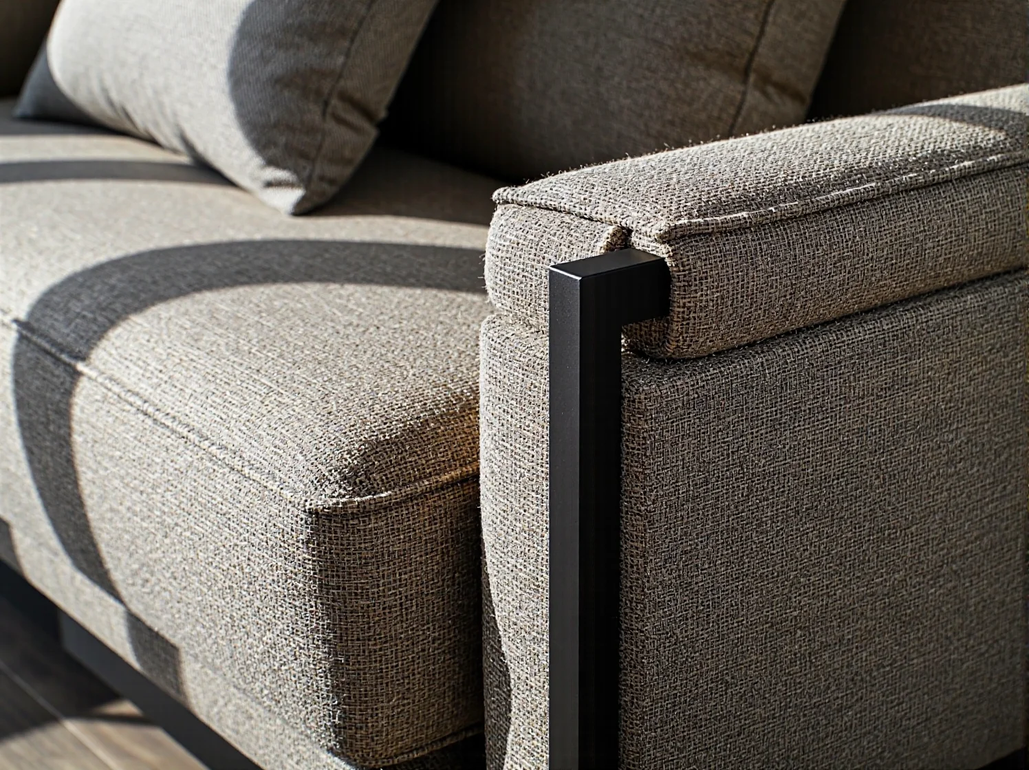 Zbliżenie na ścianę z białego marmuru ze złotym żyłkowaniem, przykład luksusowego wykończenia.