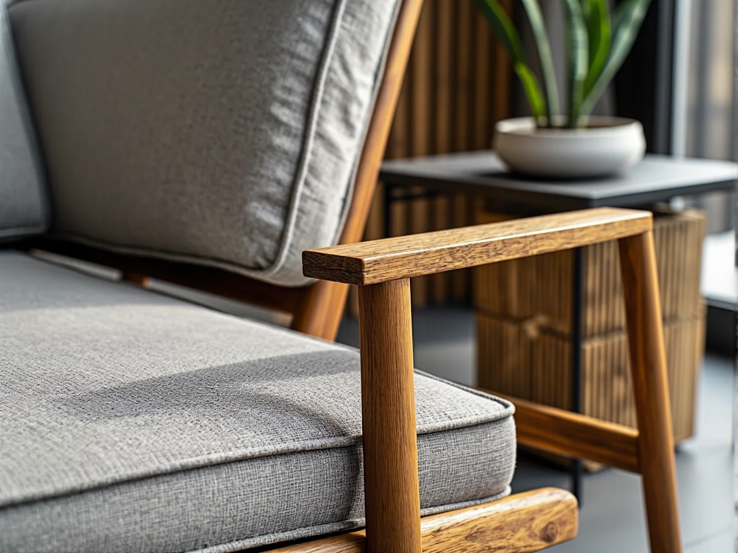 Klimatyczne dodatki na industrialny balkon: betonowe donice, metalowe lampiony i girlanda świetlna.