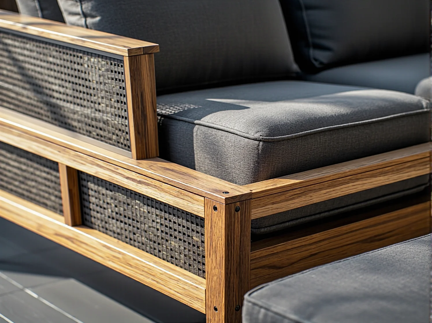 Trwałe drewniane meble ogrodowe odporne na wilgoć, ustawione na pomoście nad jeziorem o zachodzie słońca.