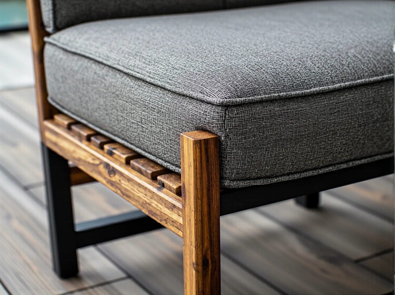 Minimalistyczny stół z drewna w skandynawskim ogrodzie