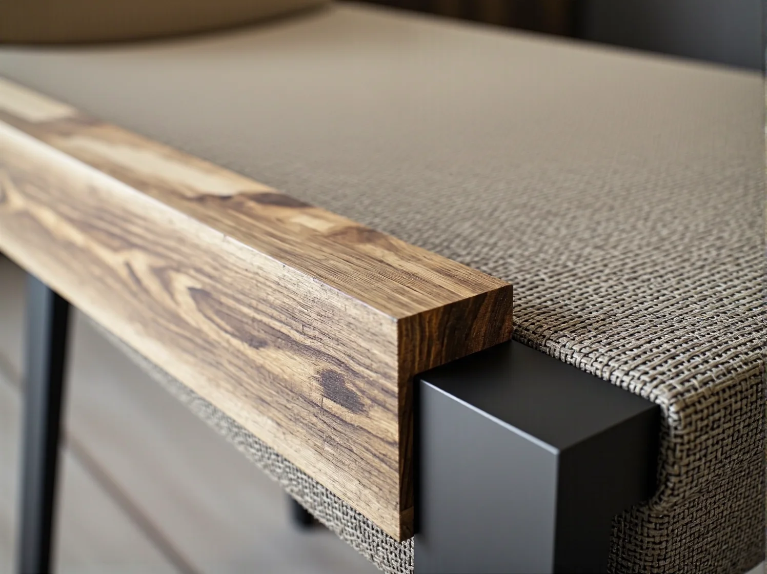 Drewniany stół i krzesła z ekologicznym certyfikatem na zielonym tarasie