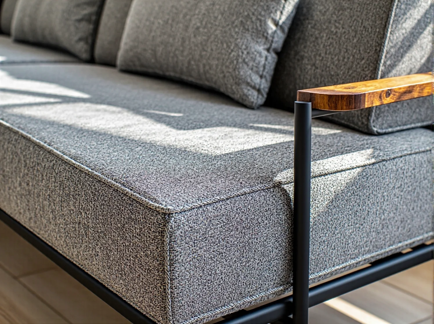 Drewniany stół kawowy rustykalny z metalowymi nogami w salonie