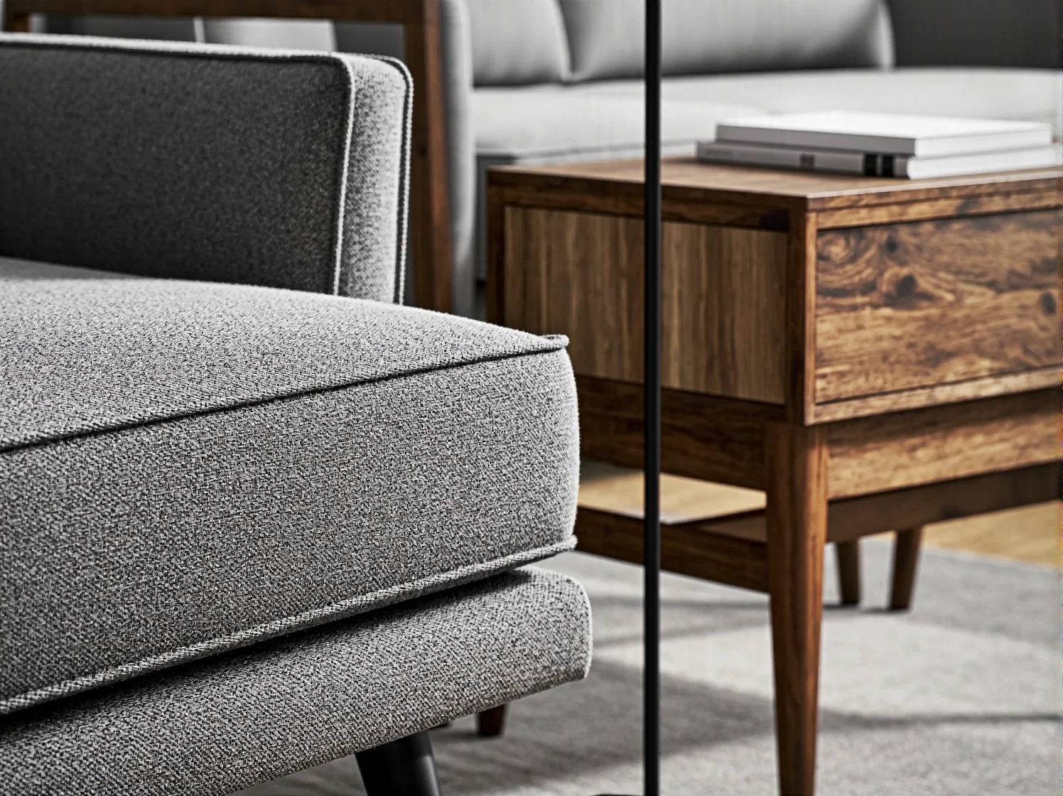 Detal mebli z egzotycznego drewna z mosiężnymi okuciami jako element luksusowej aranżacji wnętrza.