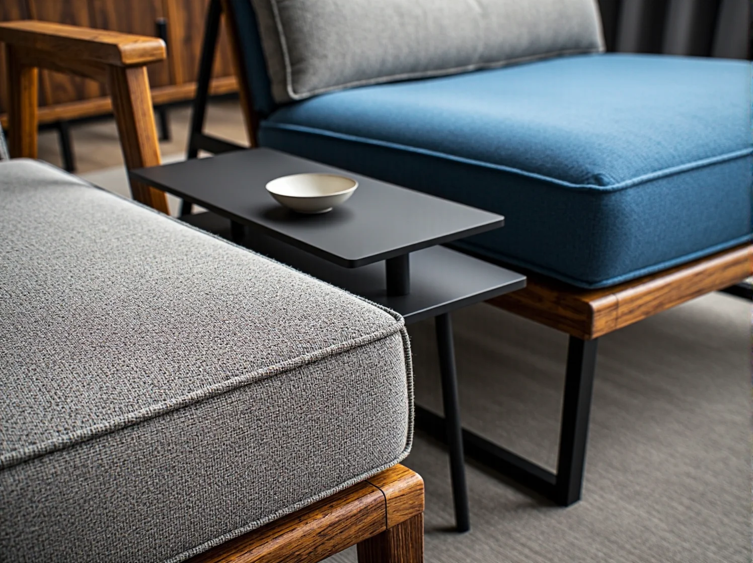 Nastrojowe oświetlenie i ekologiczne meble w przytulnej strefie relaksu