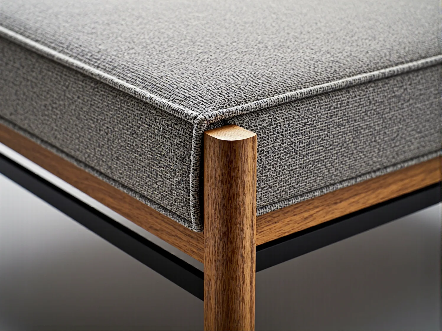 Stylowy taras z meblami z drewna z recyklingu, podkreślający ekologiczne rozwiązania w designie zewnętrznym.