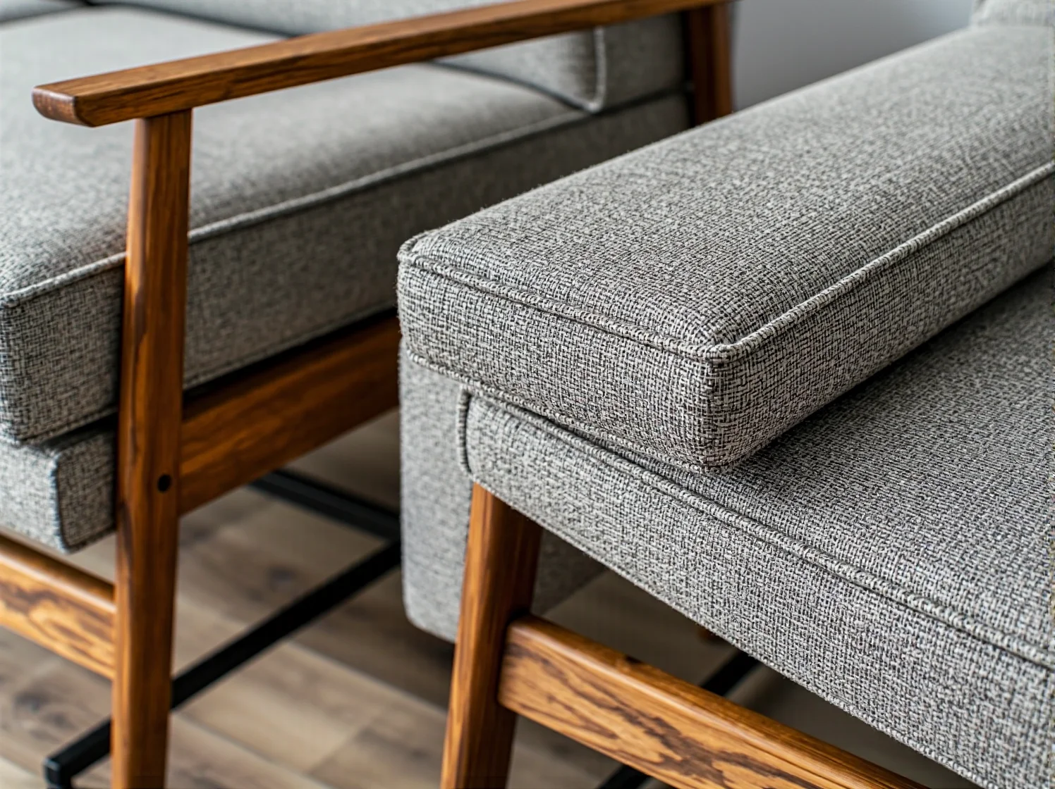 Szary fotel wypoczynkowy z drewnianymi podłokietnikami i ramą