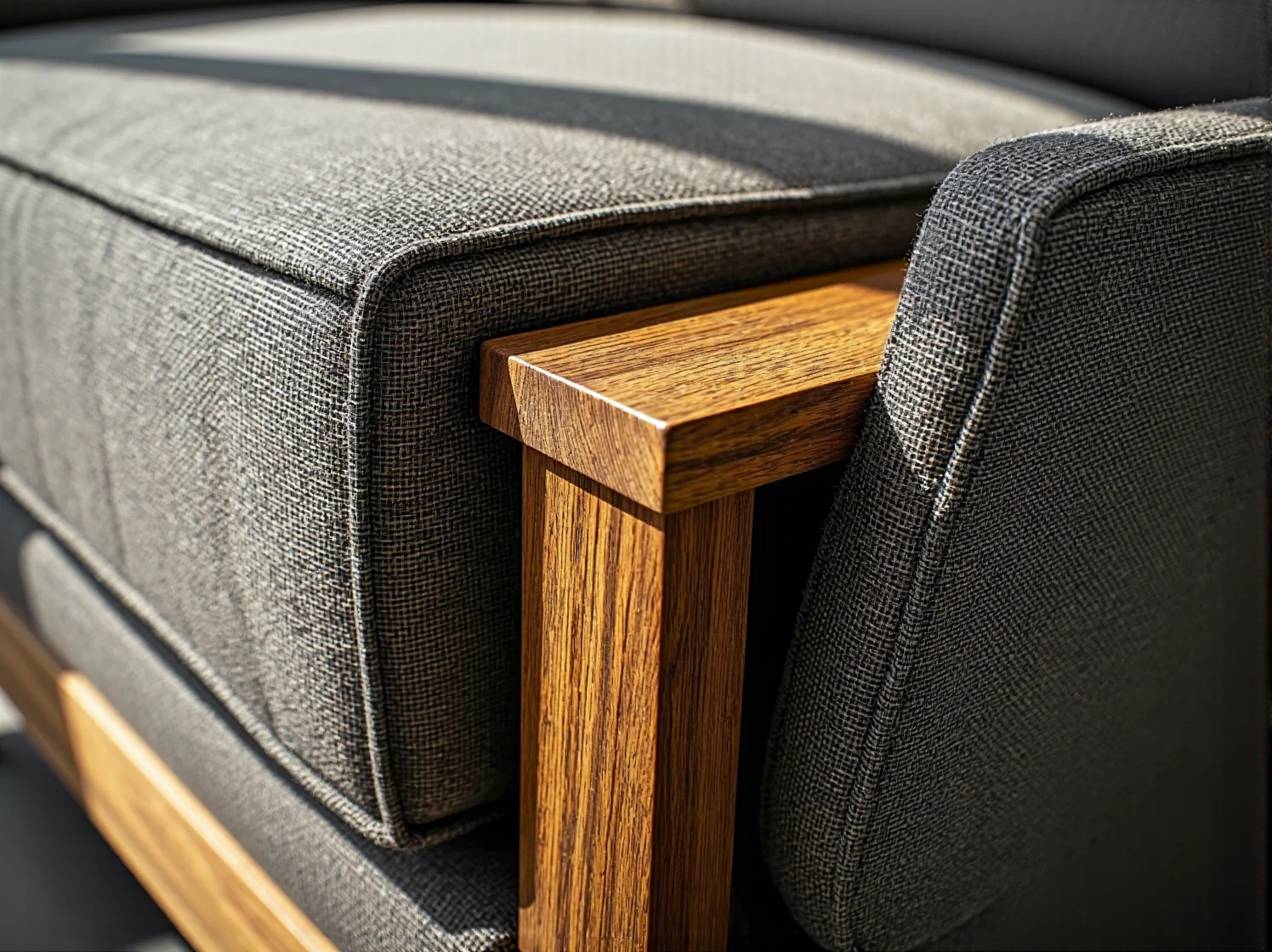 Osoba pracująca w biurze na regulowanym krześle, co ilustruje poprawę ergonomii i produktywności.