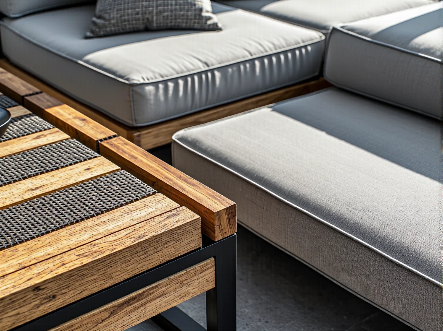 Aranżacja przestrzeni outdoorowej z rattanowym fotelem