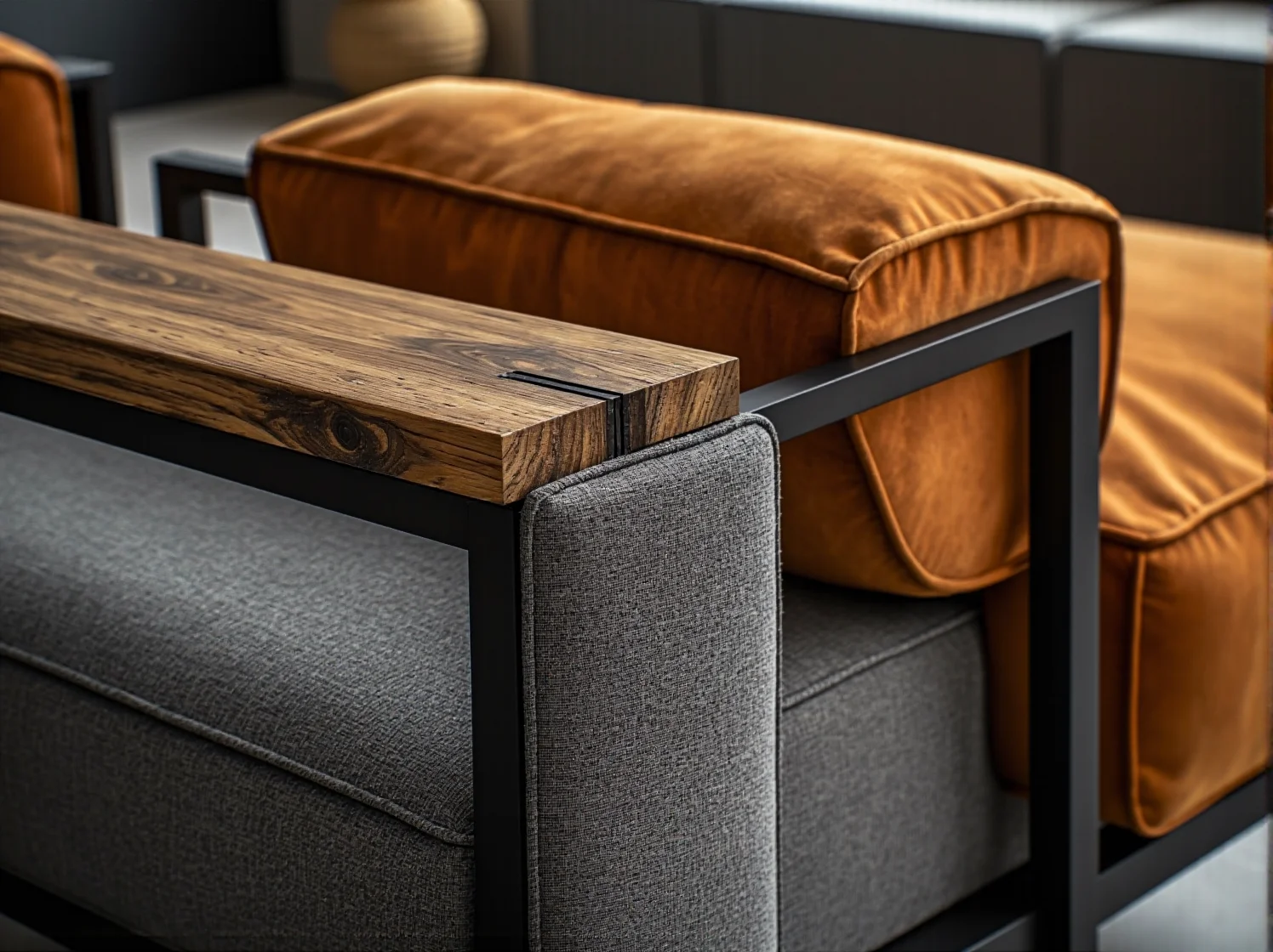 Sielska jadalnia z barwnym dywanem i oświetleniem podkreślającym rustykalny styl wnętrza.