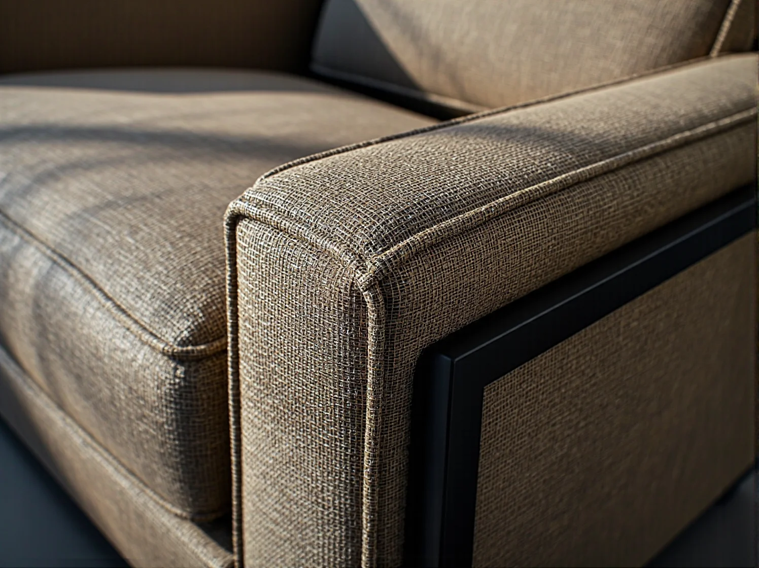 Beżowa sofa tapicerowana tkaniną z czarną metalową ramą