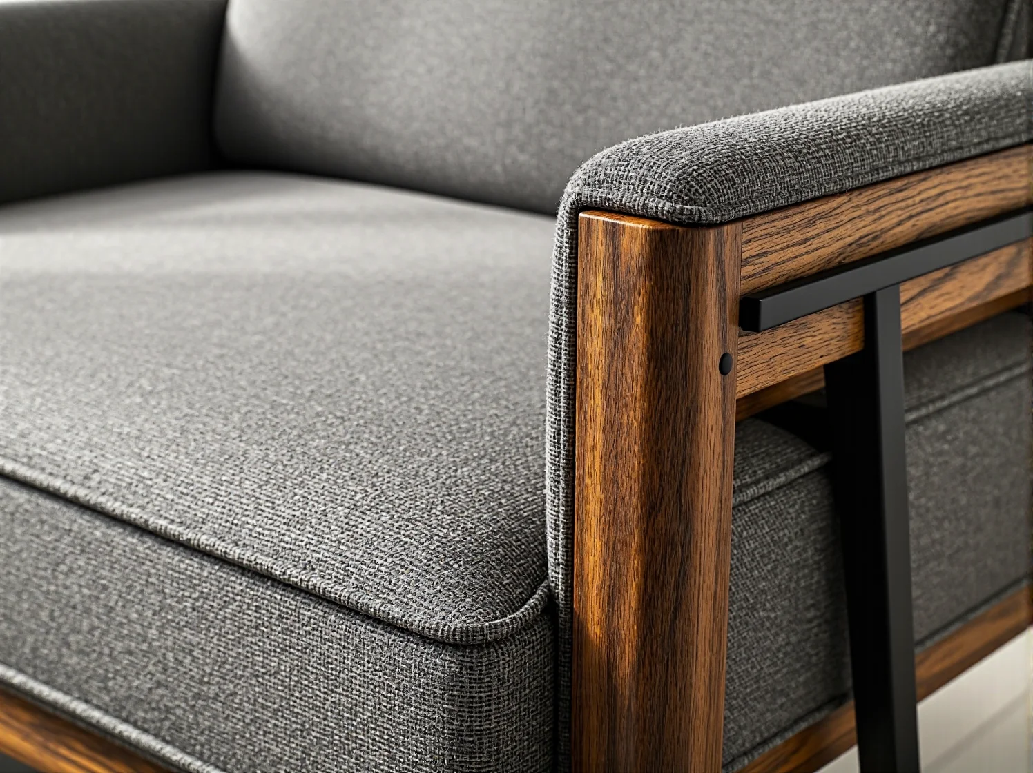 Zbliżenie na unikalną fakturę i słoje komody z drewna odzyskanego, ukazujące jej naturalne piękno i rzemieślniczy charakter.