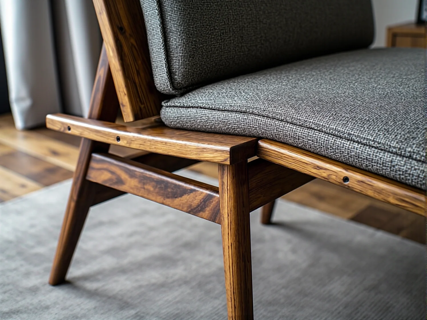 Kompaktowa komoda wielofunkcyjna z miejscem na pielęgnację niemowlaka.