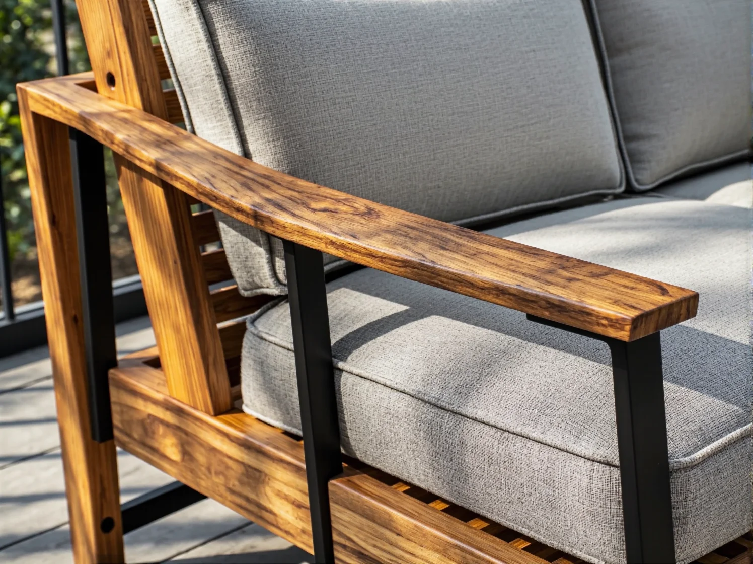 Aranżacja przytulnego kącika na balkonie z lampionami z naturalnych materiałów w stylu boho.