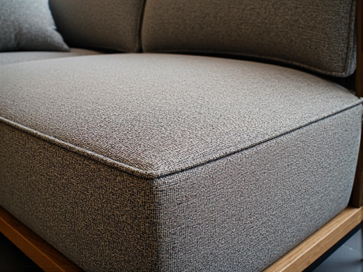 Białe łóżko piętrowe z głębokimi szufladami i bezpiecznymi schodkami ułatwiającymi organizację zabawek.