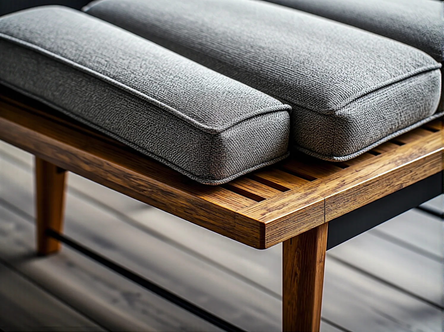 Drewniana ławka dębowa z szarymi poduszkami tapicerowanymi