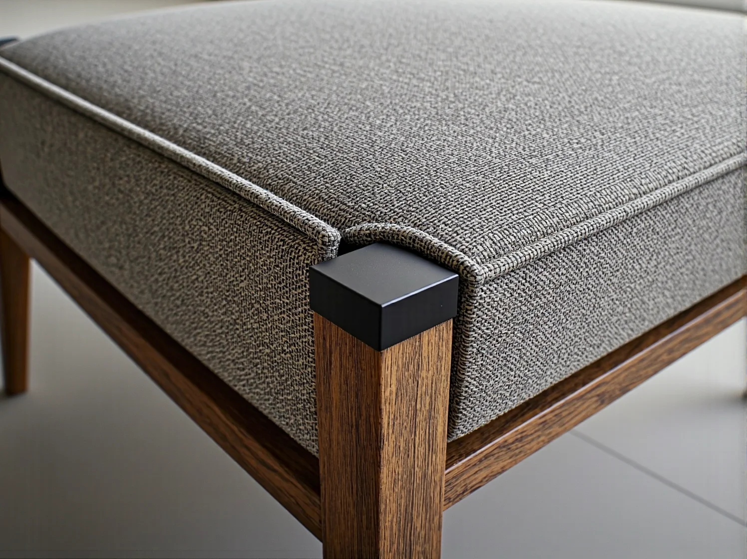 Mały zestaw mebli balkonowych składający się z dwóch krzeseł i stolika, idealny do małej przestrzeni.