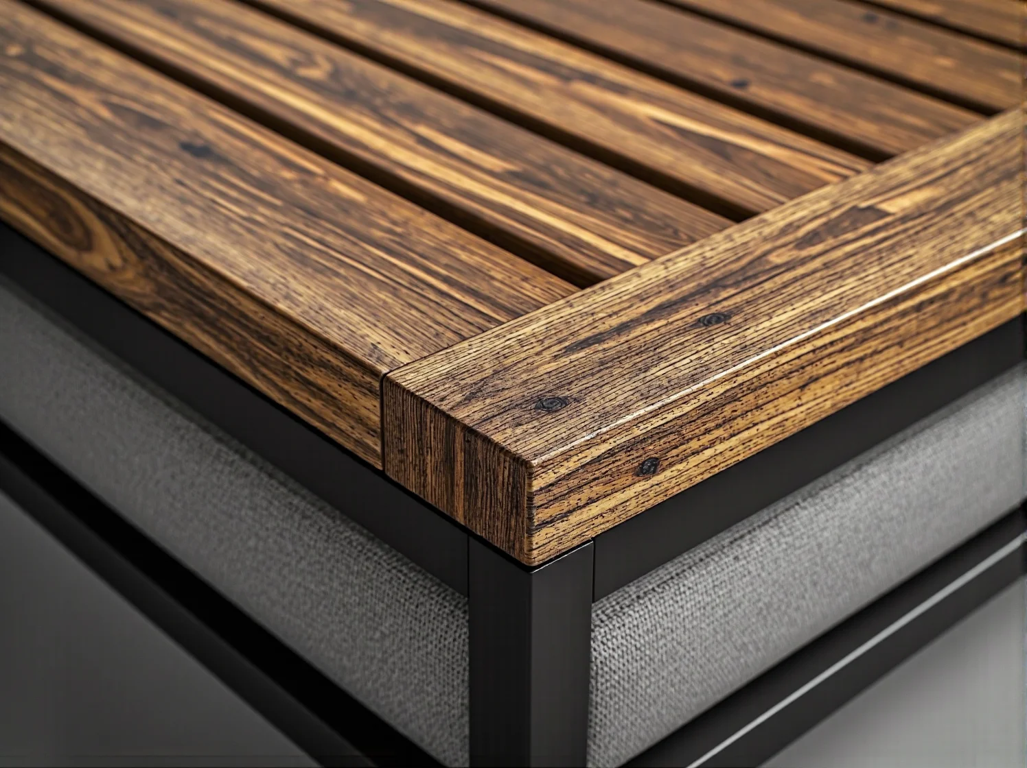 Industrialny stolik z drewnianym blatem lamelowym na metalowej ramie