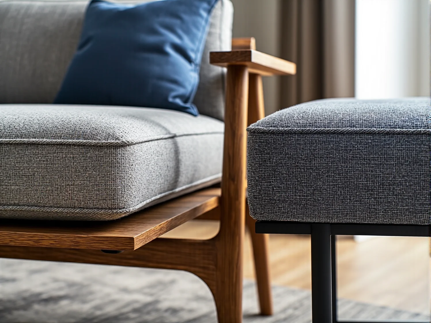 Nowoczesny regał z cienkiego metalu w małym pokoju, oszczędzający miejsce.