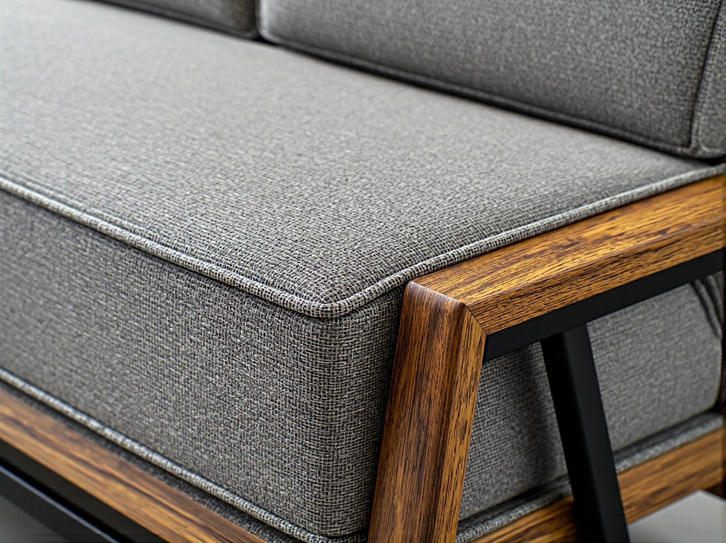 Zbliżenie na miękką i pluszową fakturę weluru na nowoczesnej kanapie w kolorze butelkowej zieleni.