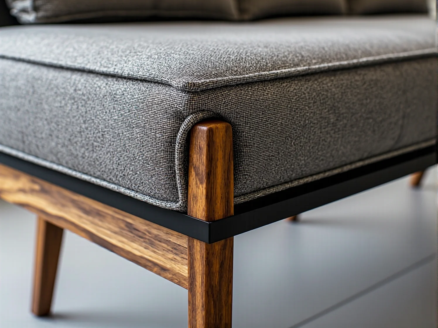 Nowoczesny narożnik tapicerowany w małym salonie, idealny do optymalizacji miejsca i wypoczynku.