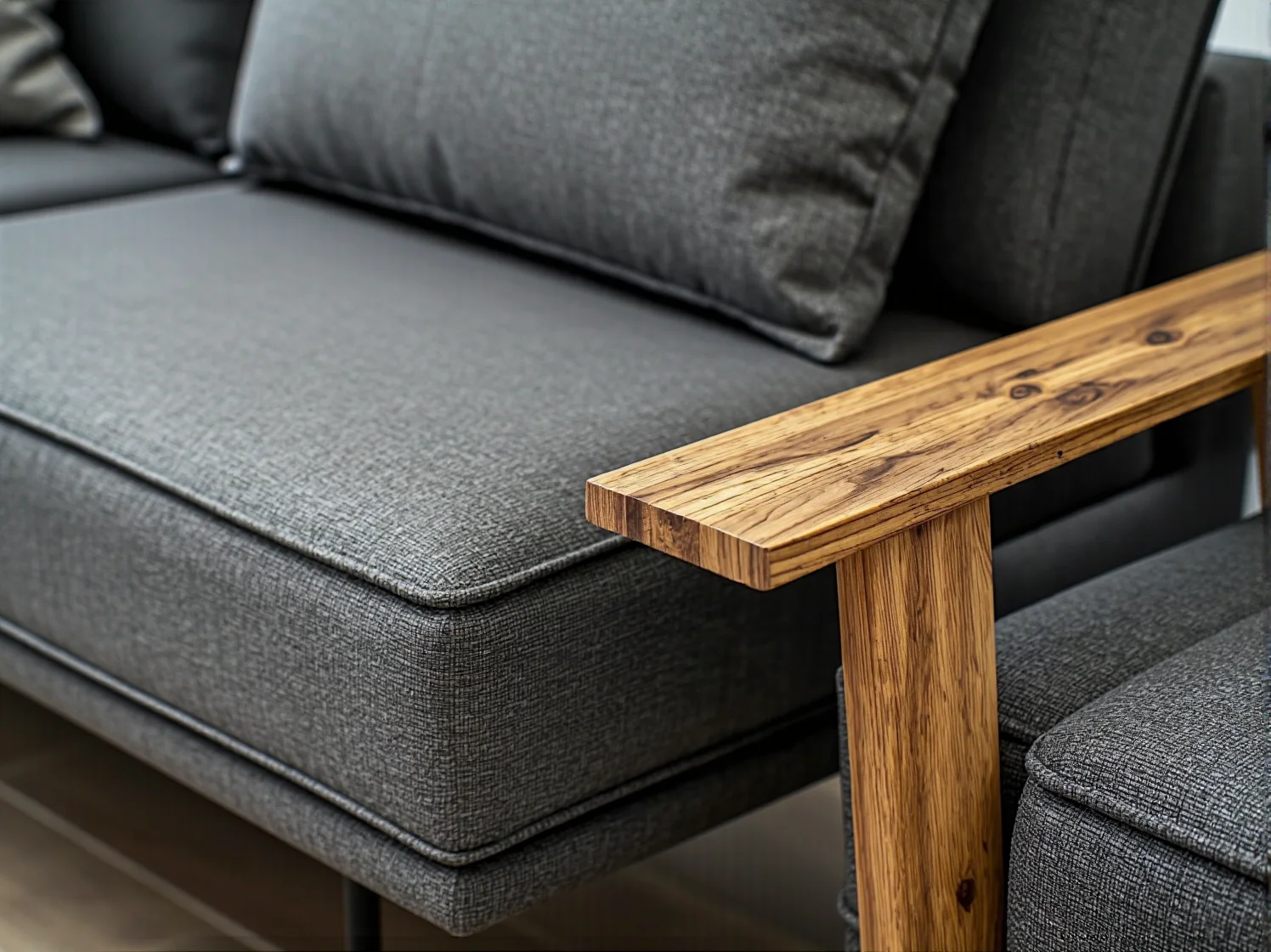 Precyzyjne narzędzia ręczne i pomiarowe niezbędne do majsterkowania przy drewnianych meblach.