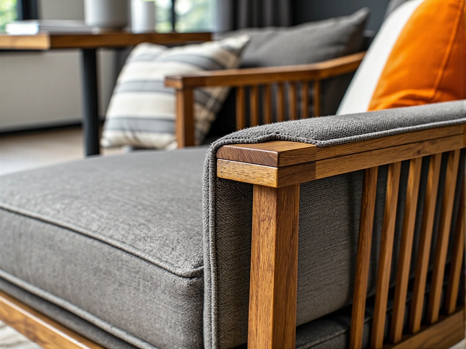 Niskie lampy w stylu art deco wzdłuż ścieżki w eleganckim ogrodzie.