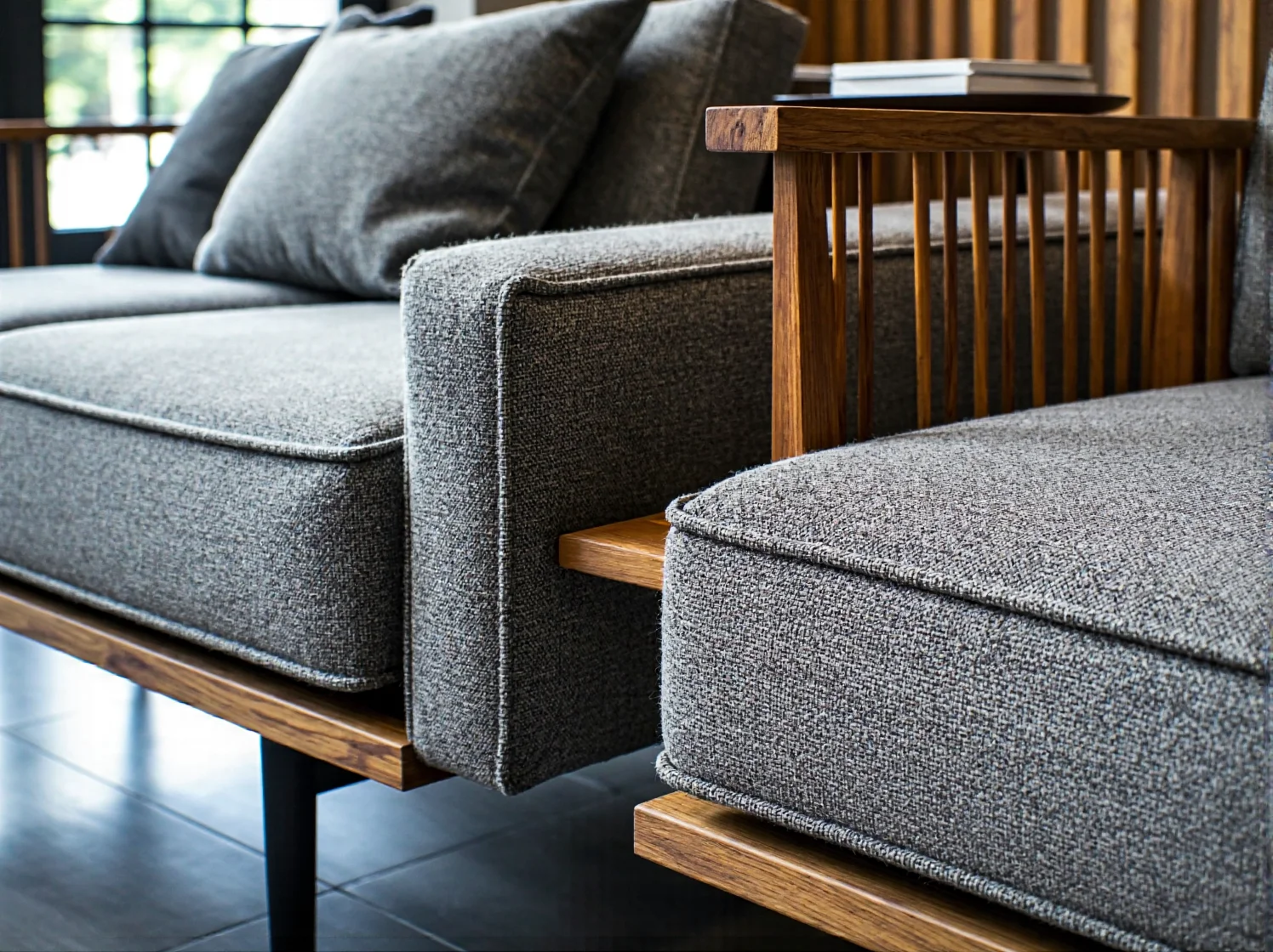 Drewniany regał i komoda z certyfikowanego drewna jako przykład ekologicznego wyposażenia salonu.