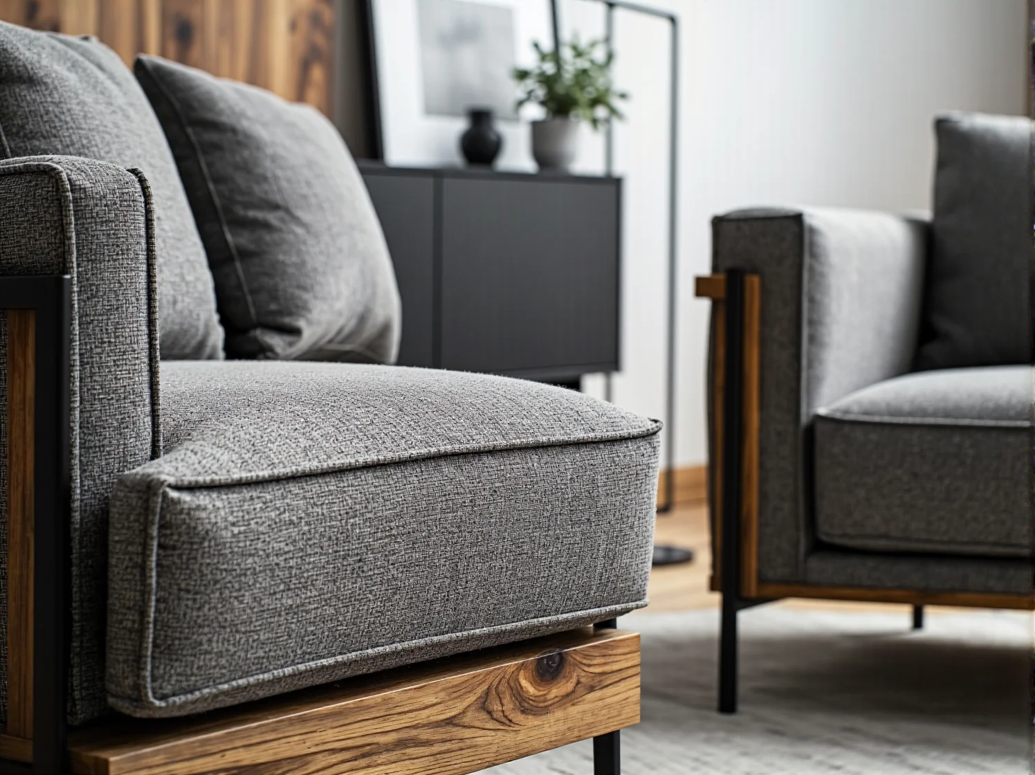 Odnowiona drewniana komoda vintage we wnętrzu z upcyklingu