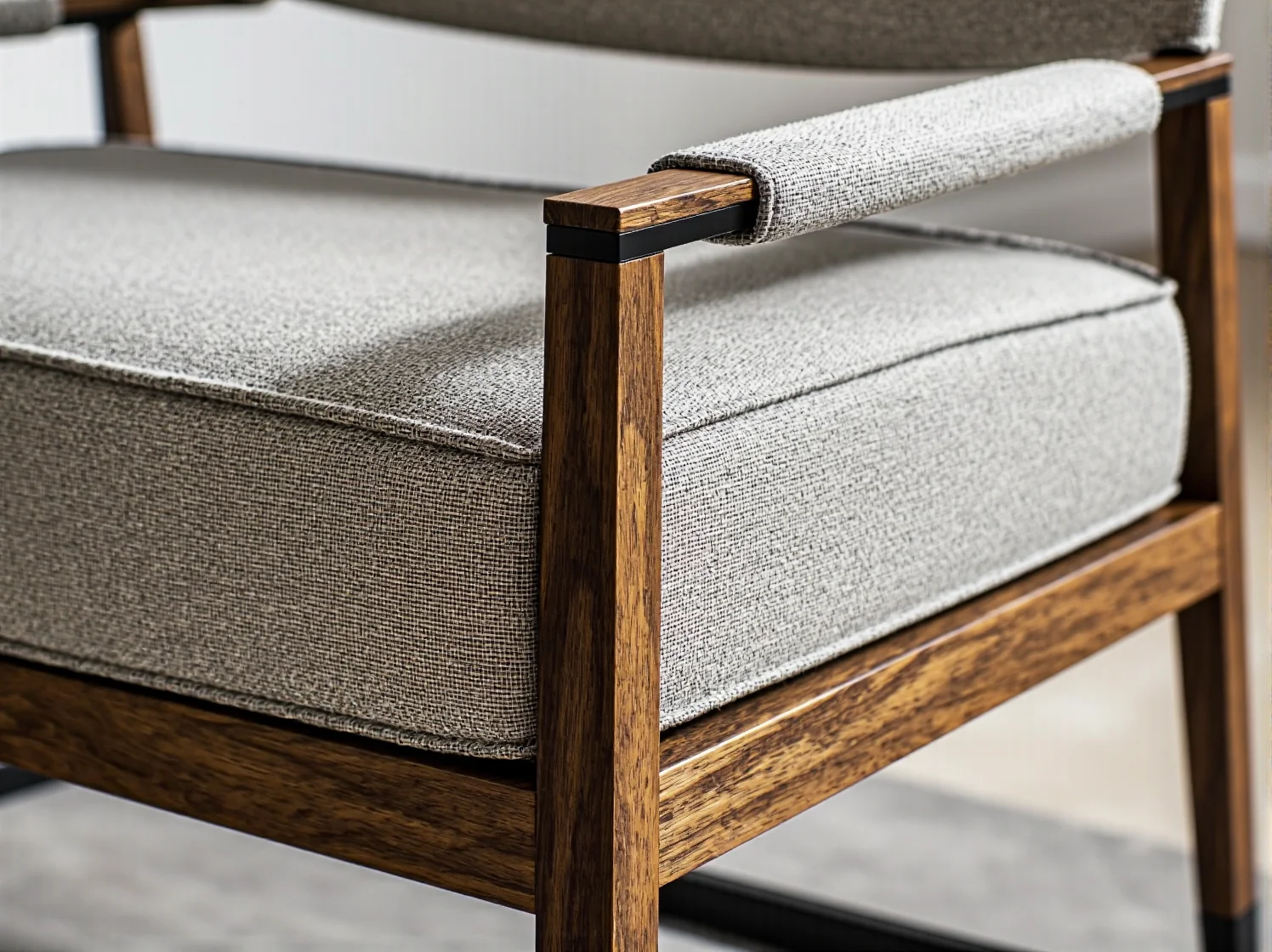 Okrągły stół z drewna w małej jadalni. Brak kantów ułatwia poruszanie się w ciasnych przestrzeniach.