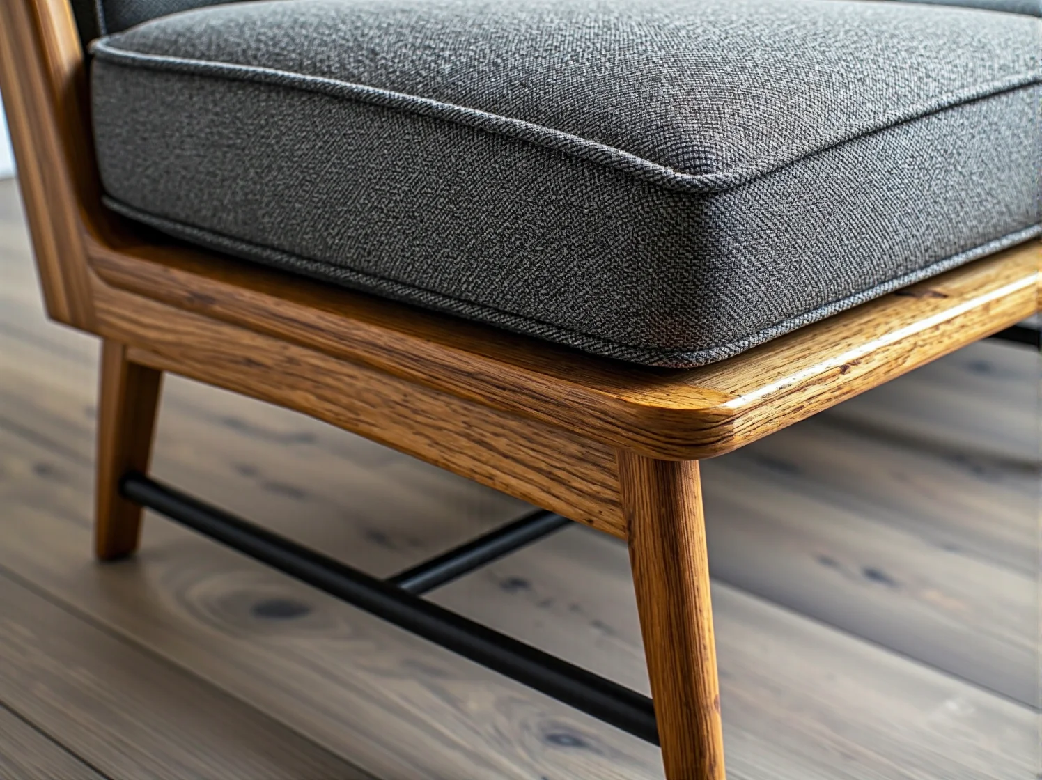 Pojemna szafa i regały pomagające utrzymać porządek w pokoju nastolatka.