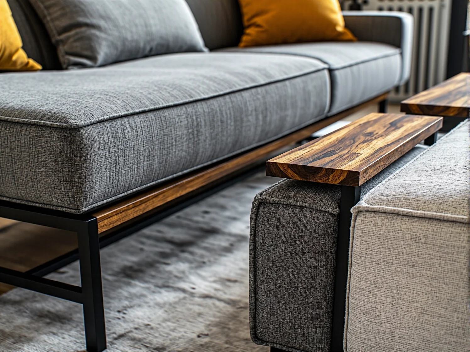 Zestawienie klasycznego stołu z drewna z praktycznymi meblami z wytrzymałego plastiku.