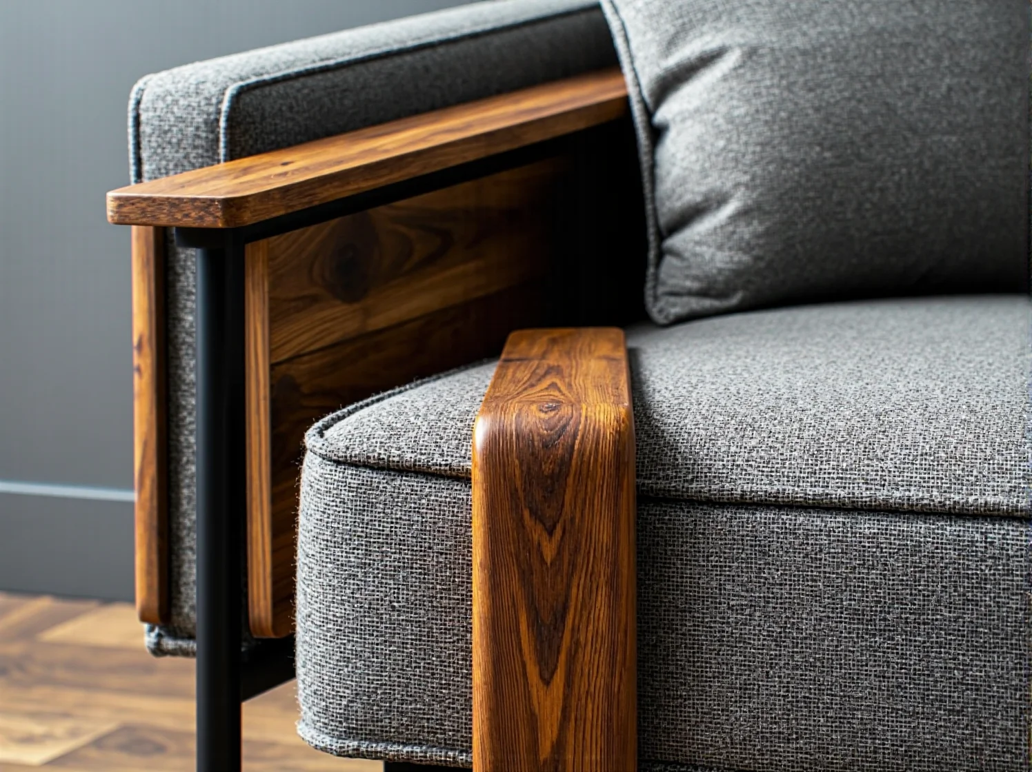 Kobieta pracująca przy ergonomicznym stanowisku w domu, co pokazuje wpływ pandemii na design mebli.