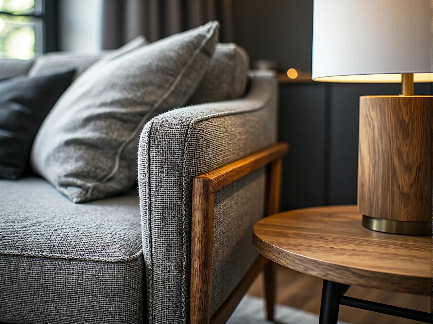 Prestiżowa przestrzeń biurowa ze stylowym oświetleniem wiszącym