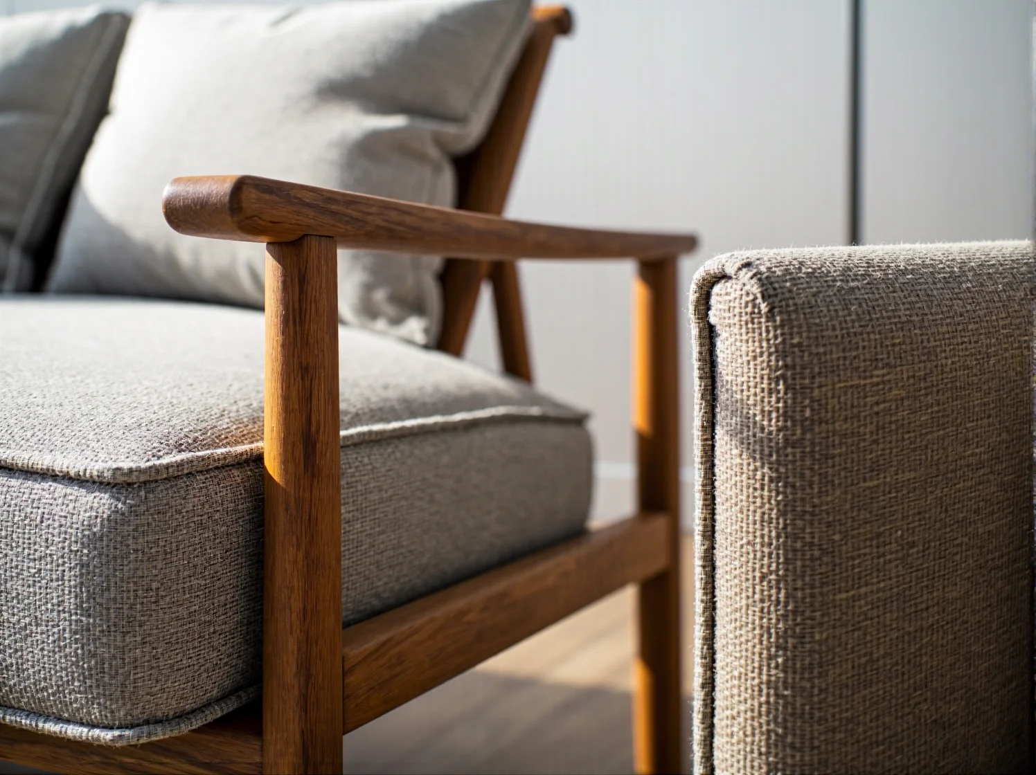 Szary fotel wypoczynkowy z drewnianym dębowym stelażem