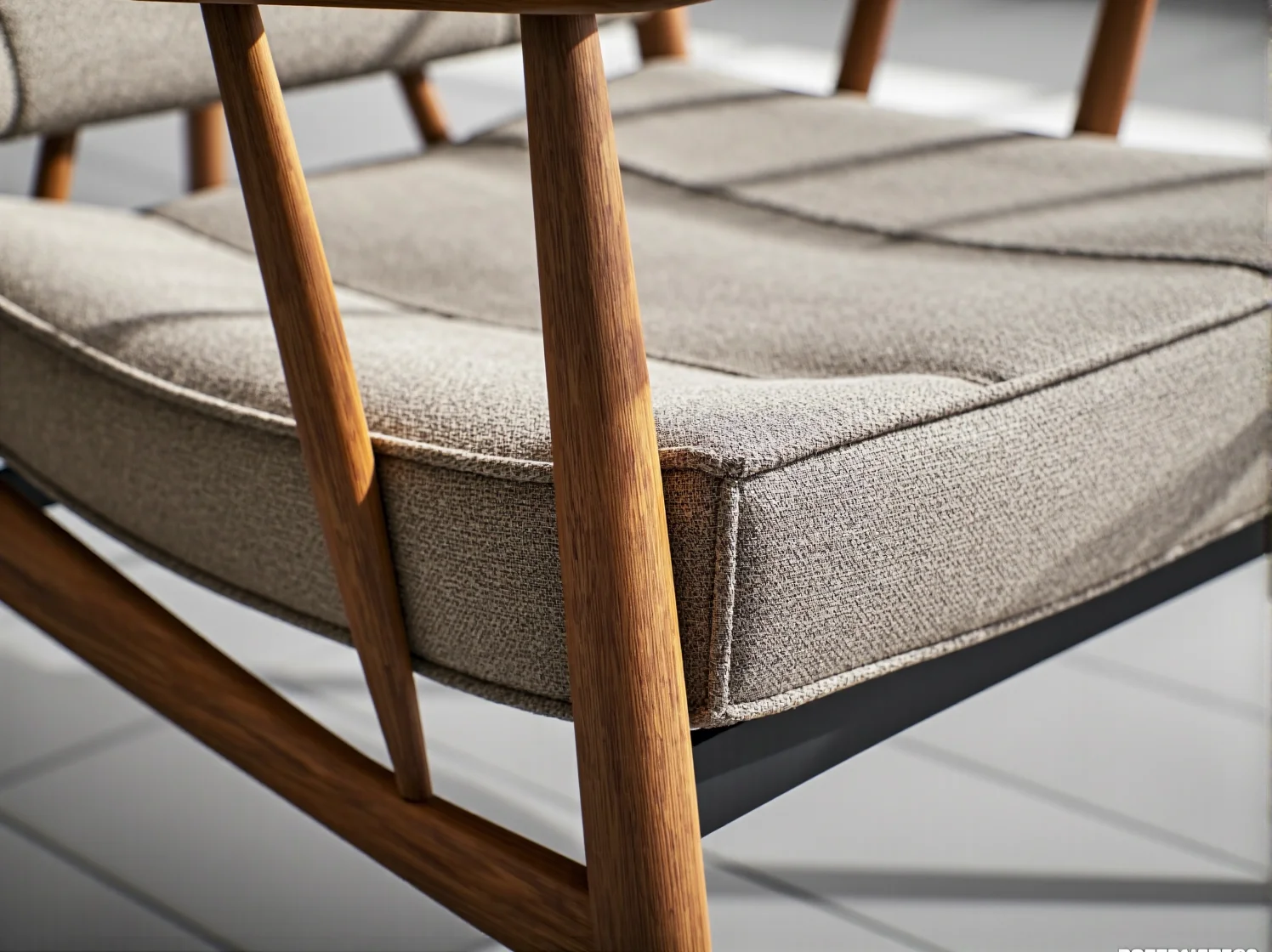 Rozłożony stół jadalniany z krzesłami gotowy na przyjęcie gości w małym mieszkaniu.