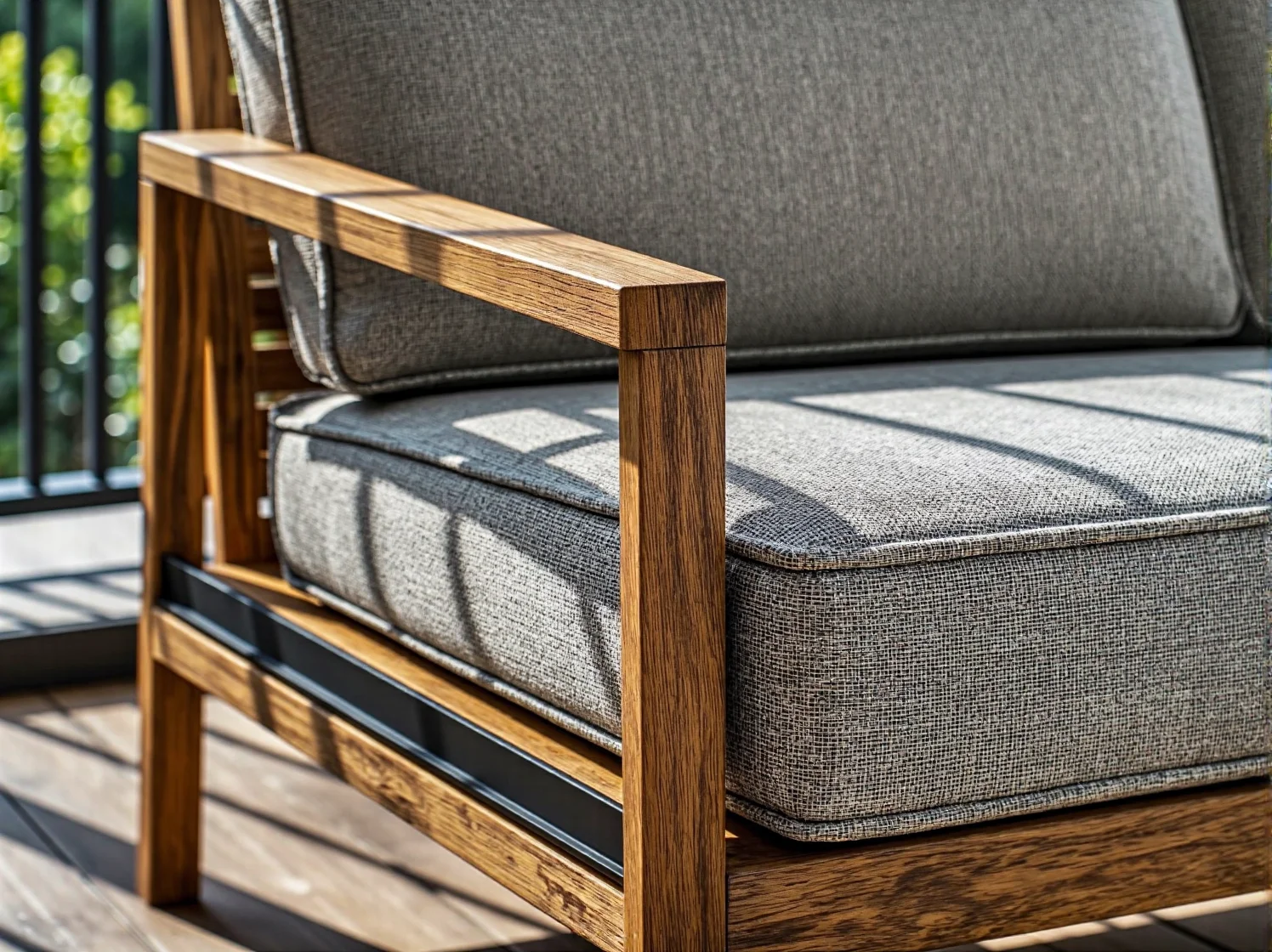 Składane krzesła i stolik na mały balkon oszczędzające miejsce.