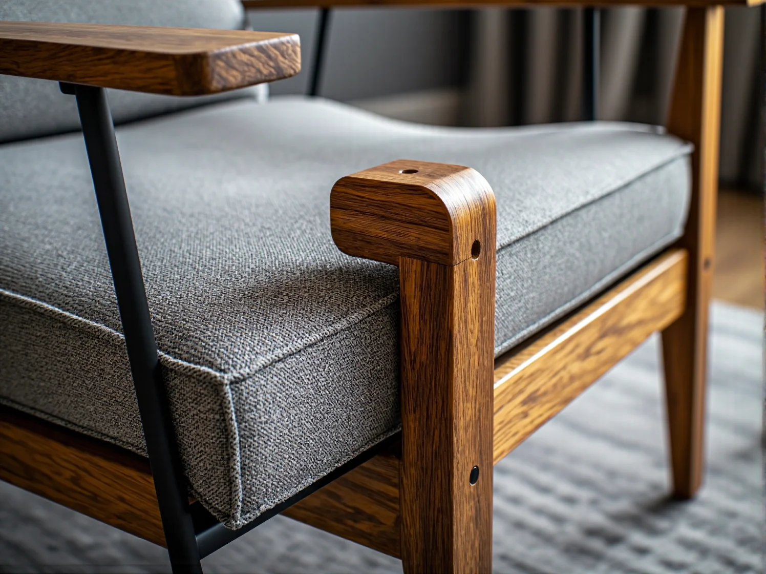 Składany stół przymocowany do ściany w aneksie jadalnym. Sprytne meble oszczędzające miejsce.