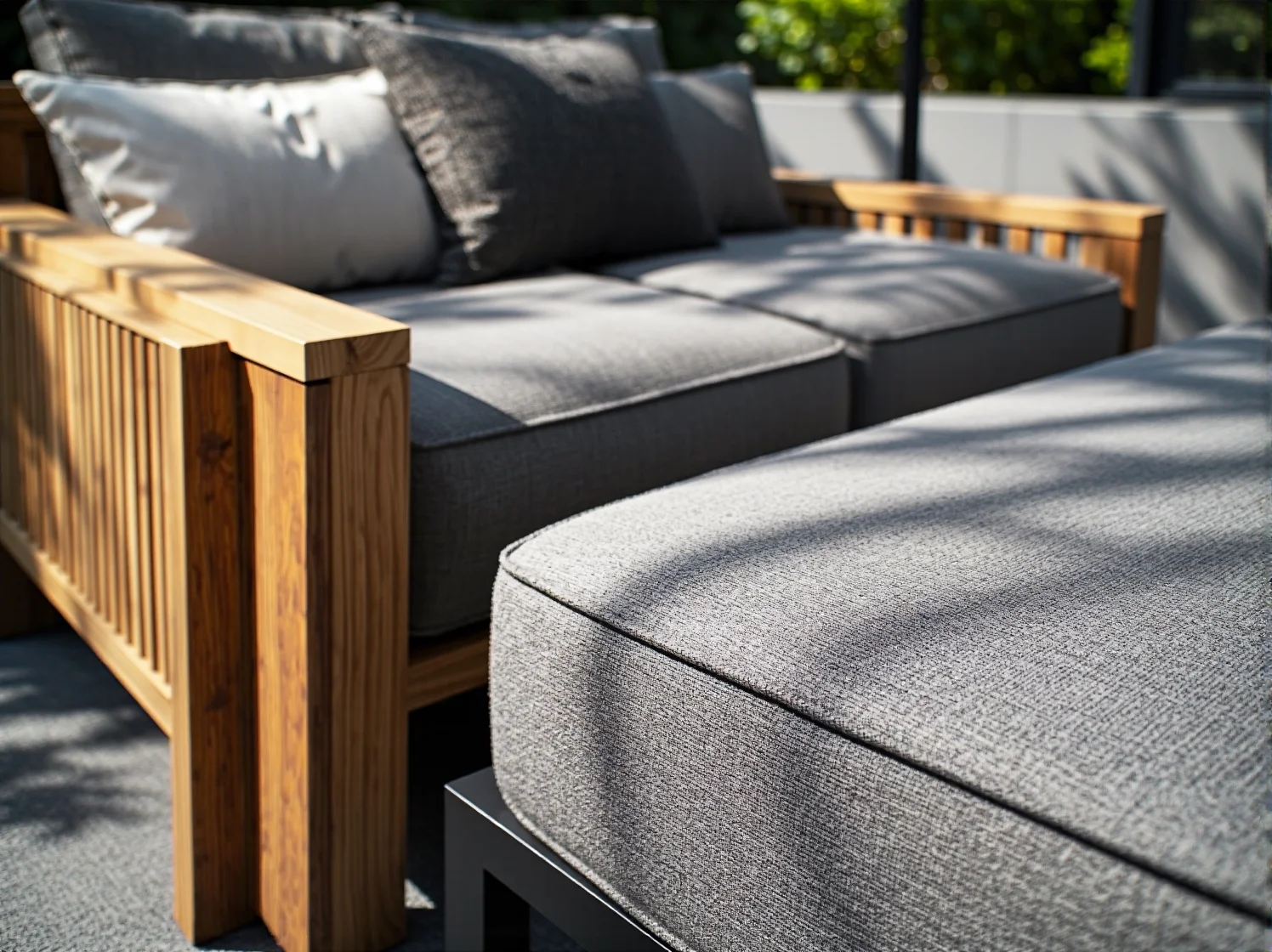 Solidne krzesła i stół ogrodowy wykonane ze stali