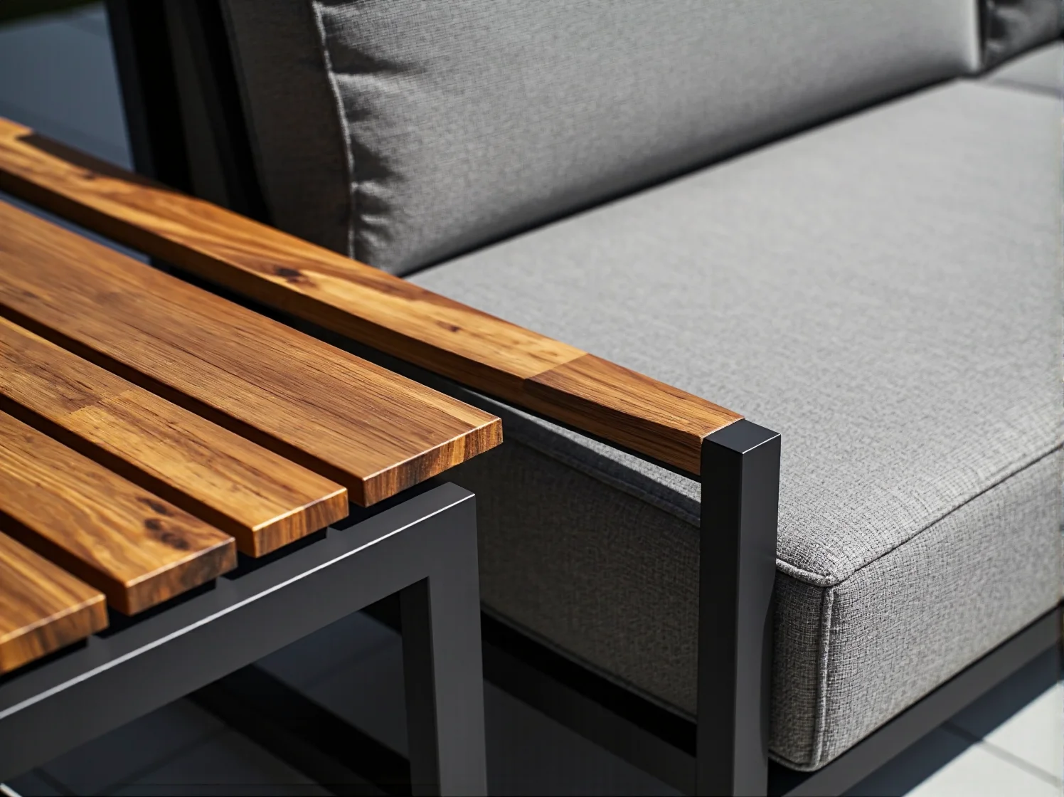 Minimalistyczny stół tarasowy z metalowymi akcentami pasujący do mebli skandynawskich.