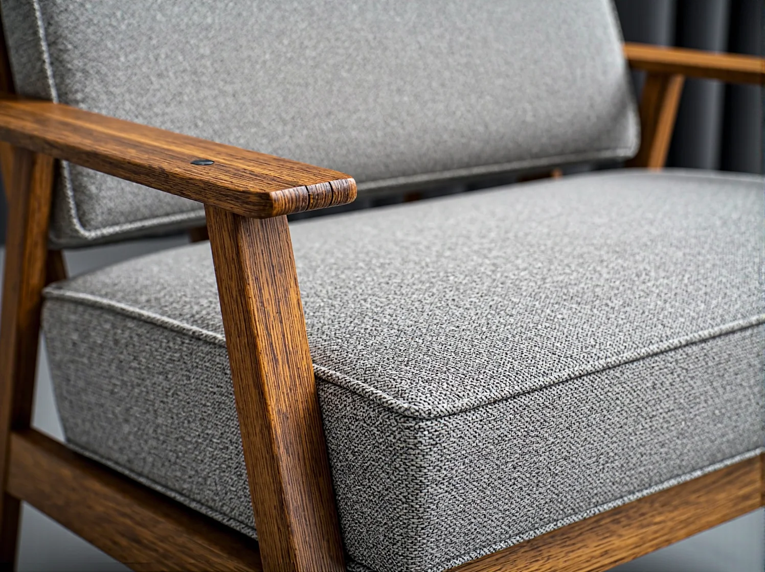 Drewniany stół z podnoszonym blatem, odkrywający pojemny schowek wewnątrz.