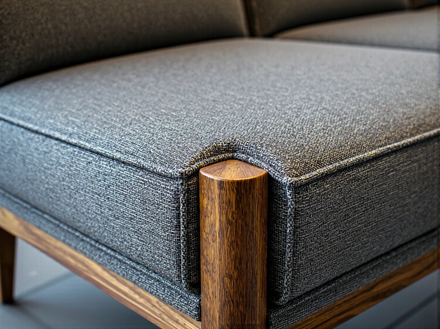 Strefa relaksu z meblami premium w biurze coworkingowym. Komfortowe kanapy i fotele do odpoczynku.