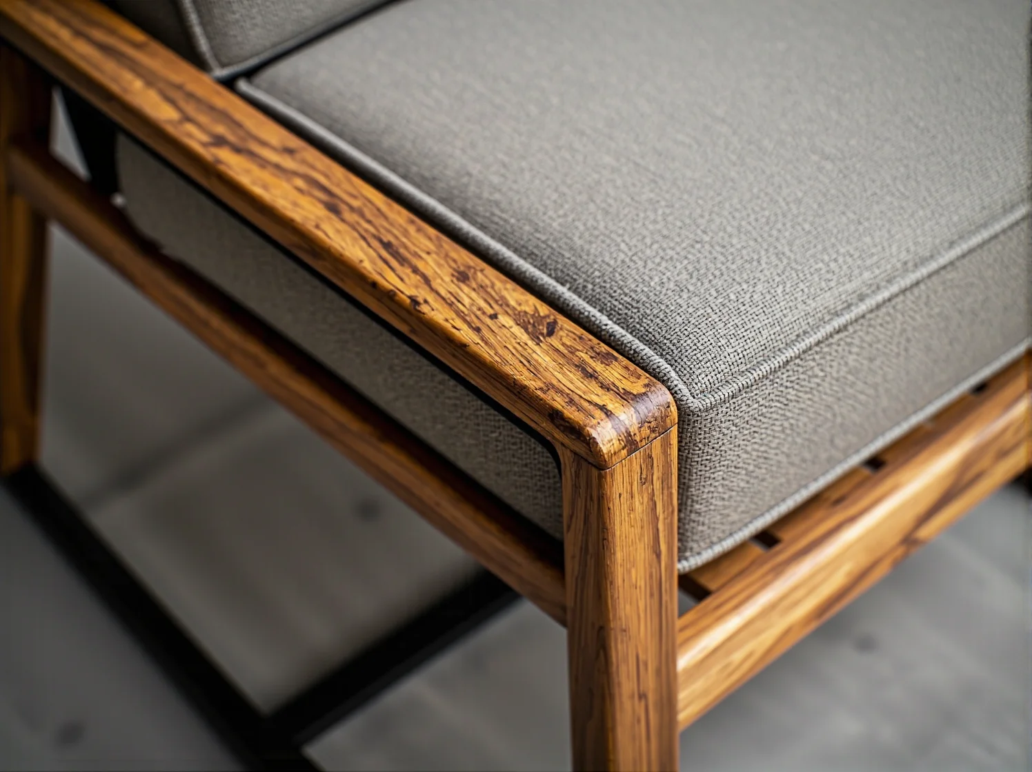 Przytulna strefa relaksu outdoor z meblami skandynawskimi i miękkimi tekstyliami hygge.