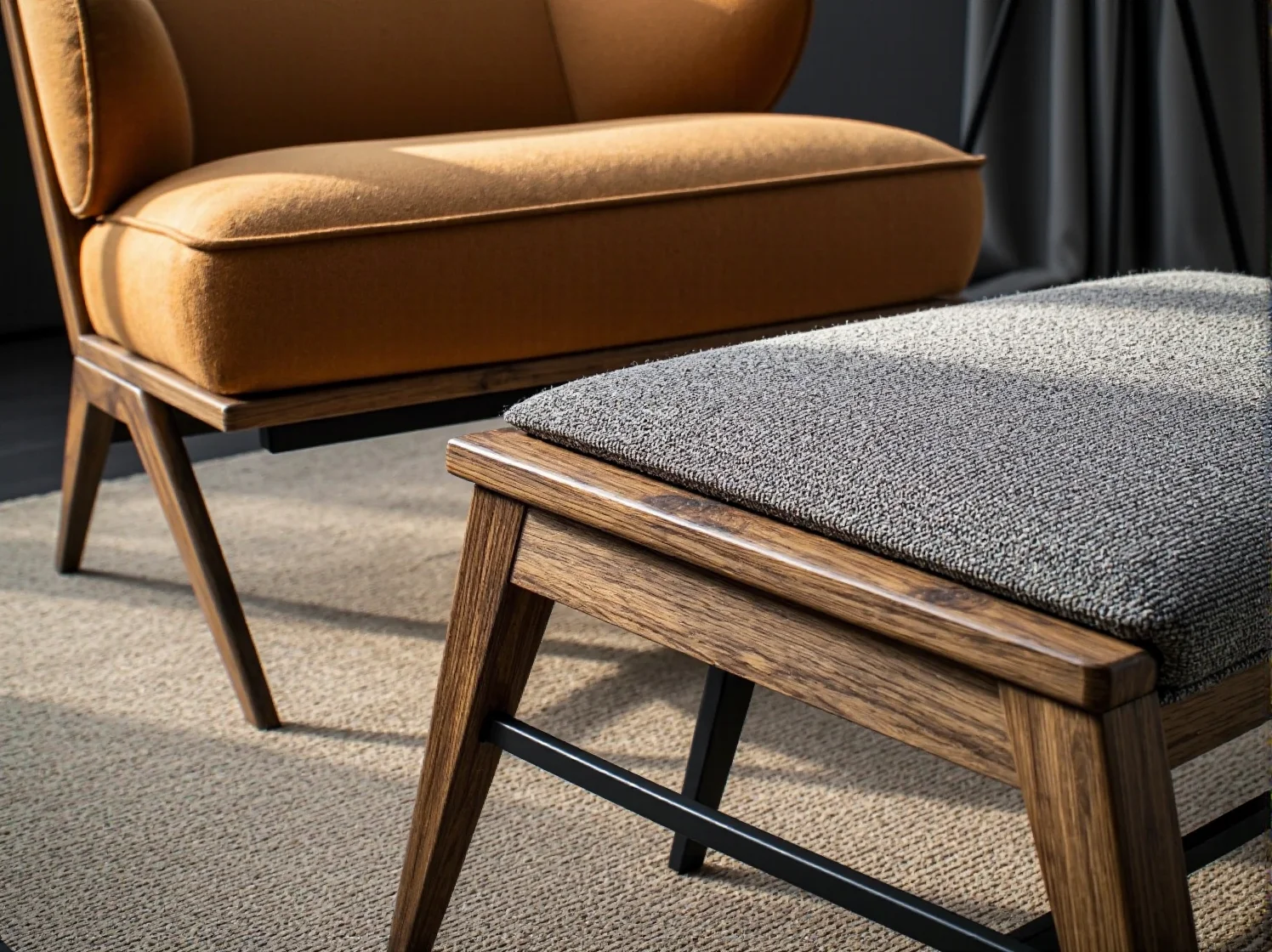 Tapicerowany podnóżek z szarą poduszką na drewnianych nogach