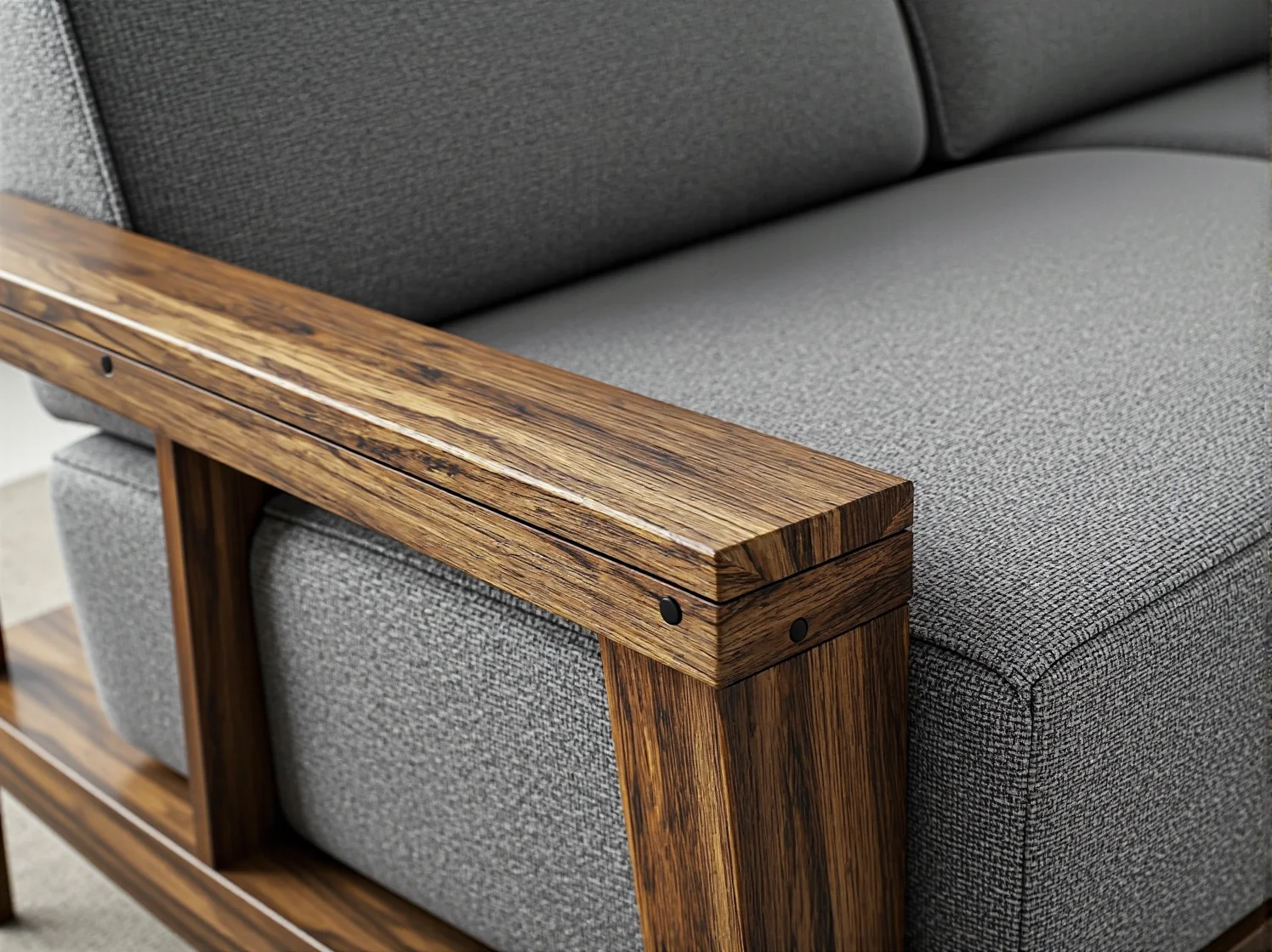 Aranżacja ogrodu przy domu wakacyjnym z wykorzystaniem drewnianych mebli.