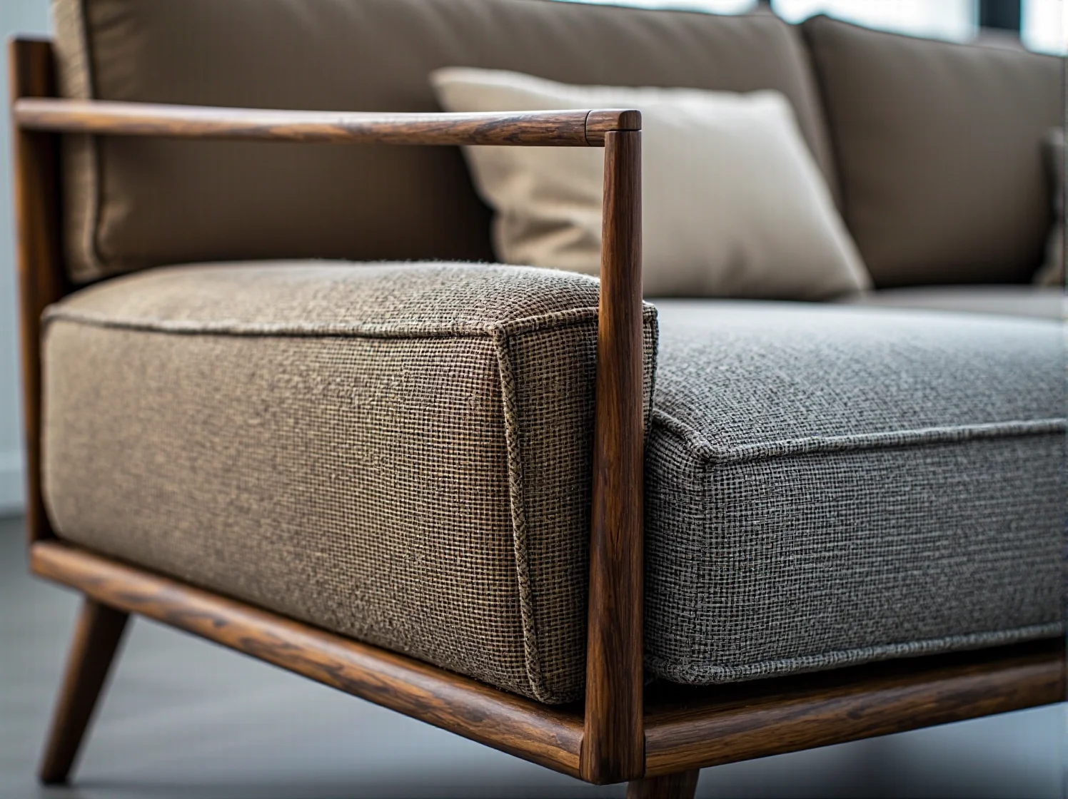 Przytulny taras w stylu retro z klasycznymi meblami z wikliny i kolorowymi poduszkami do relaksu.