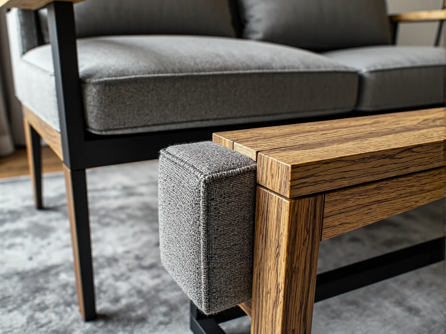 Dębowa ławka z szarym tapicerowanym siedziskiem i metalową ramą