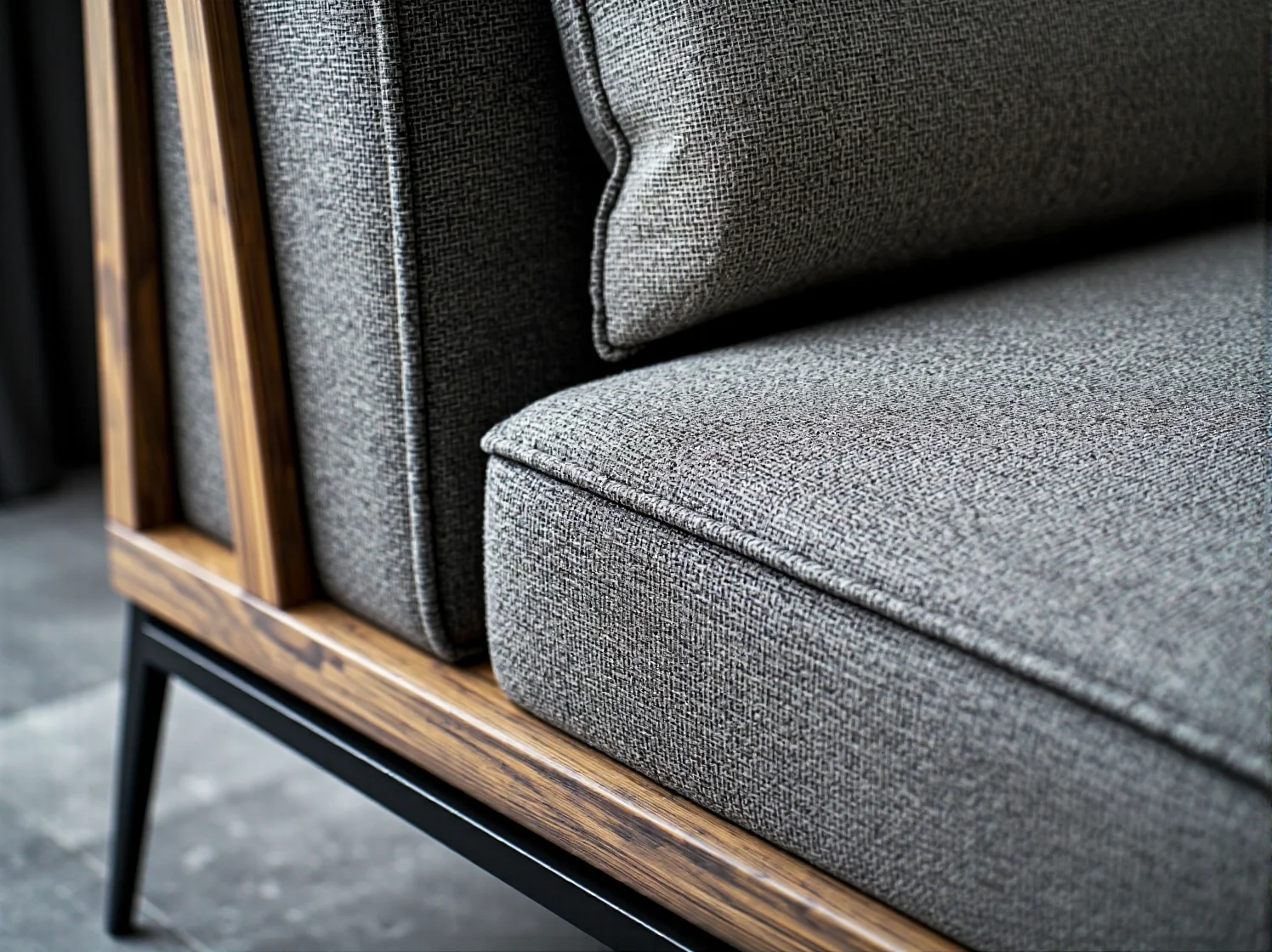 Wysokie, tapicerowane wezgłowie łóżka kontynentalnego zapewniające wygodę podczas czytania.